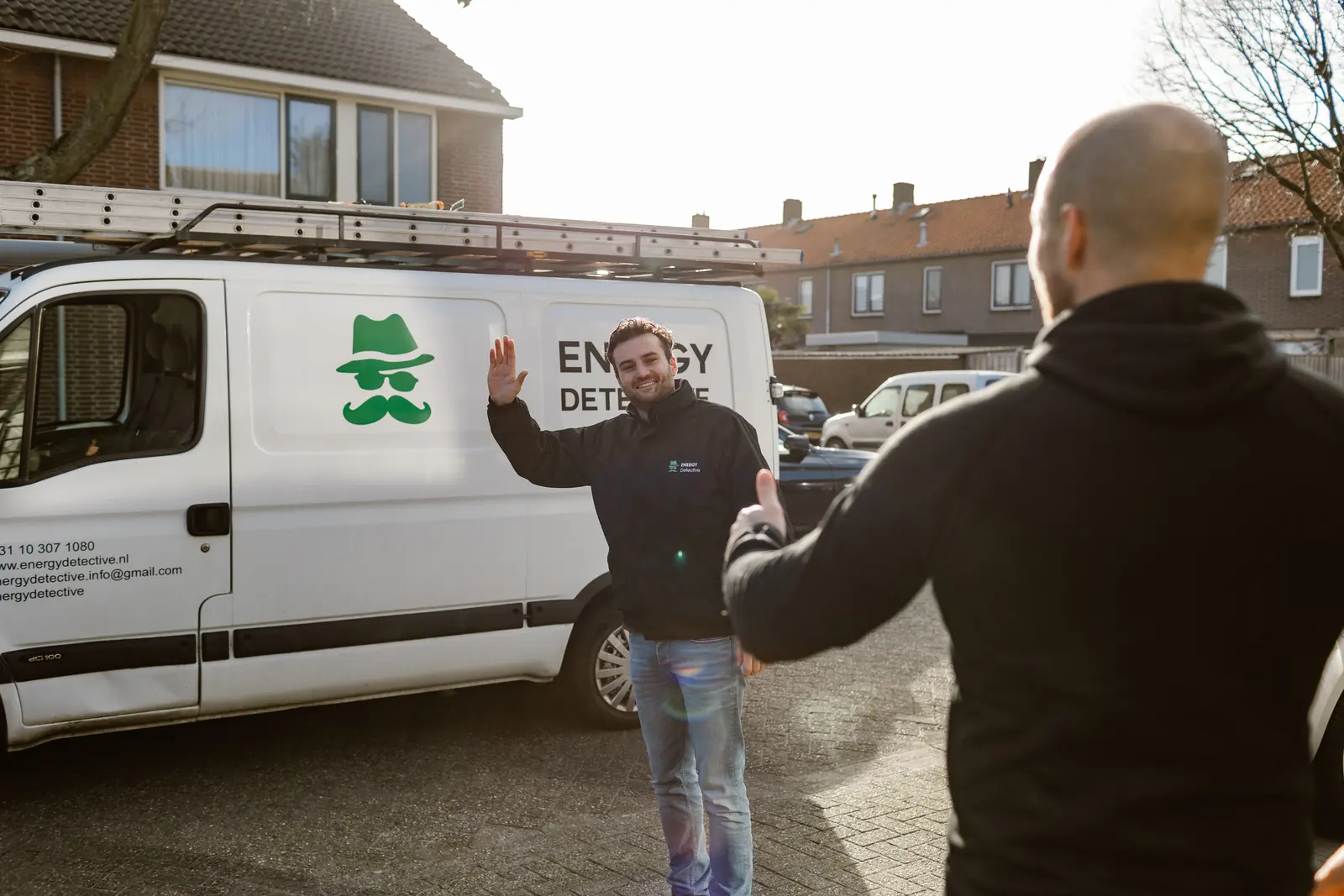 Monteur van Energy Detective voor het bedrijfsbusje in een woonstraat